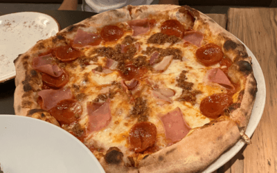 Pizzas artesanas y ambiente acogedor en restaurante Francesco’s