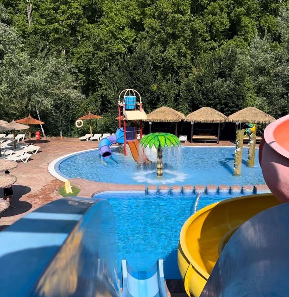 hoteles y campings con piscinas de toboganes