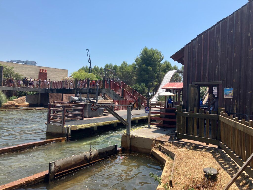 más atracciones de agua en parque warner