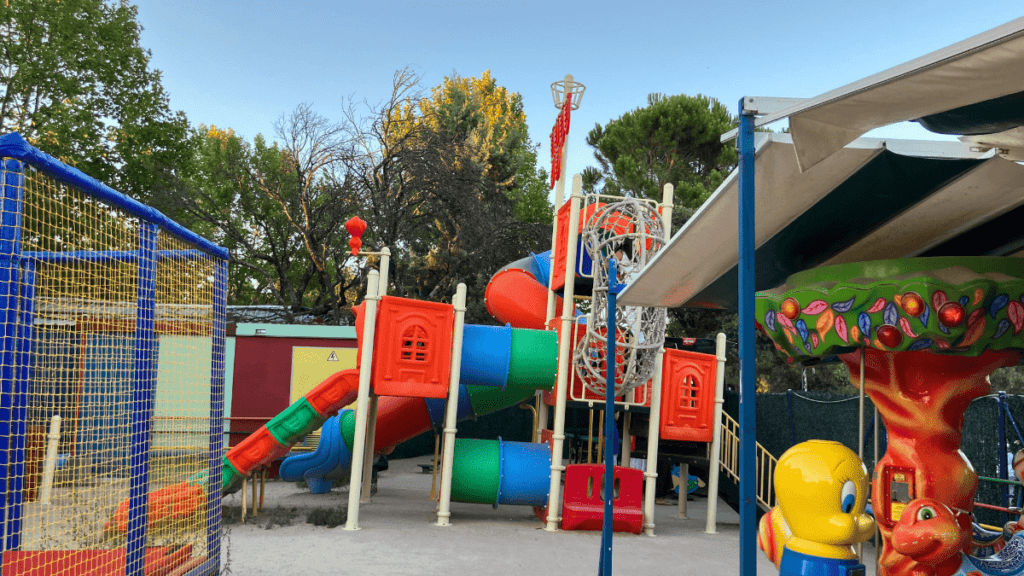 restaurantes con parque infantil para niños