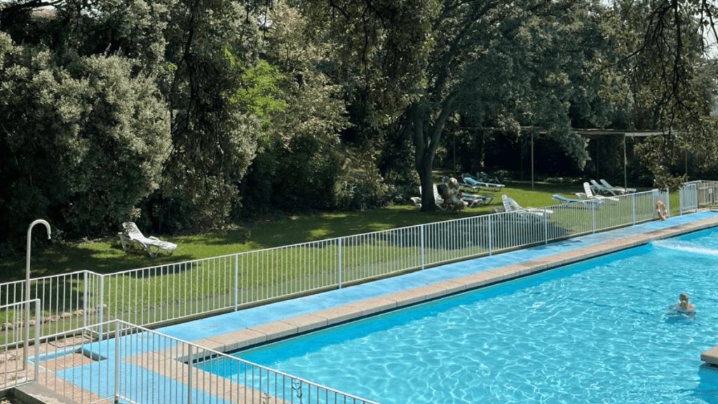 piscina de verano en el club de tiro de somontes