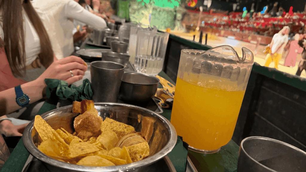 cena con espectáculo en desafío medieval