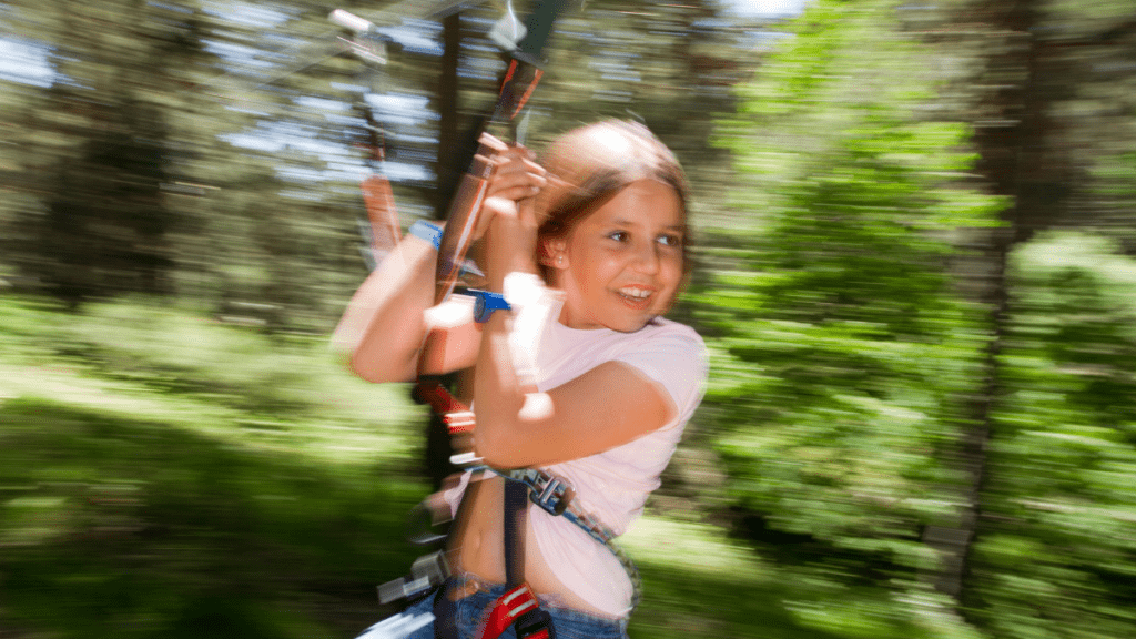 Niños completando juegos en el circuito Kids de Aventura Amazonia en Pelayos de la Presa